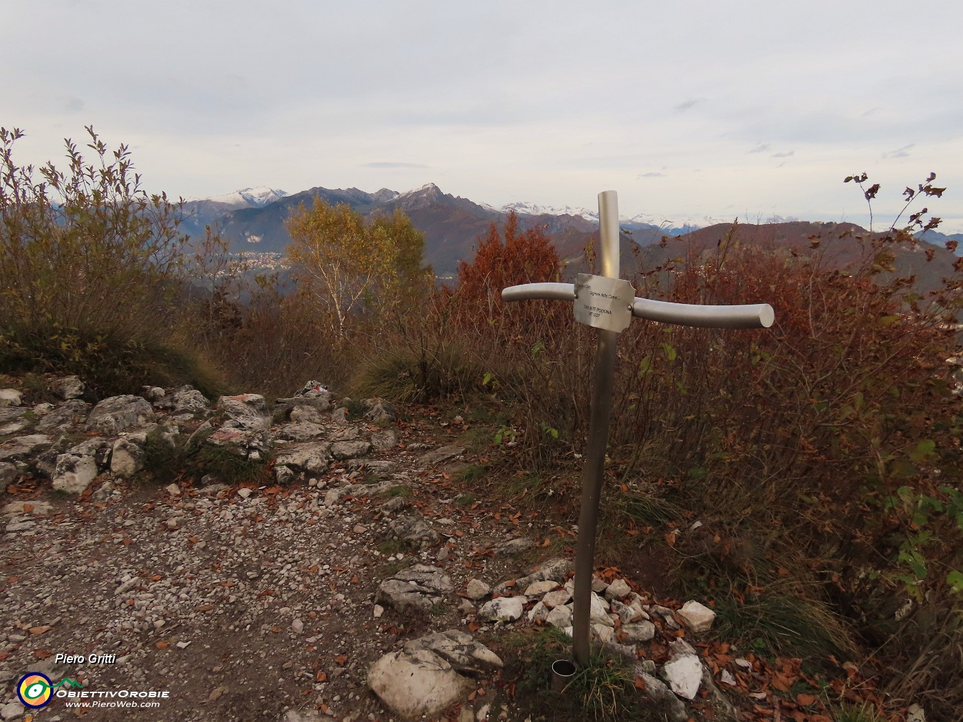 45 Ripassiamo dalla croce di vetta del Podona (1228 m).JPG
